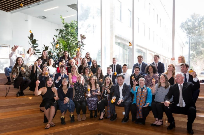 A group of people sitting on stairs

AI-generated content may be incorrect.